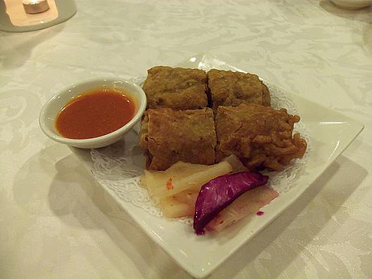 ④白身魚の春巻きを揚げ