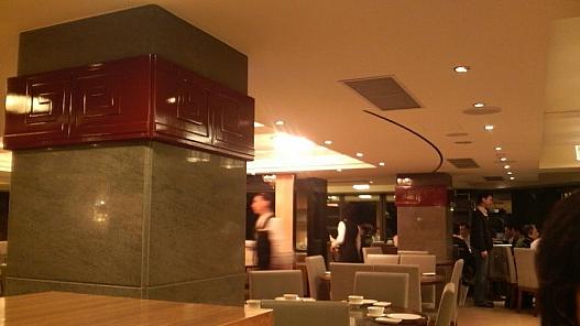 店内。１１時ころだったので空いていました。