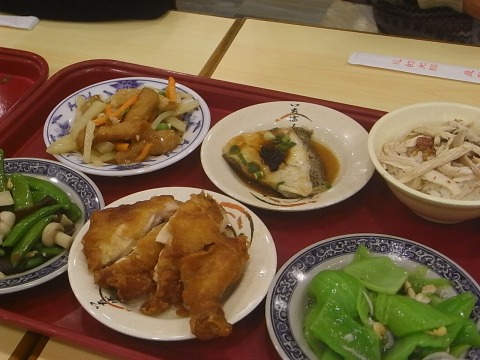手前中央のフライドチキンと白身魚が最高！青菜も美味。