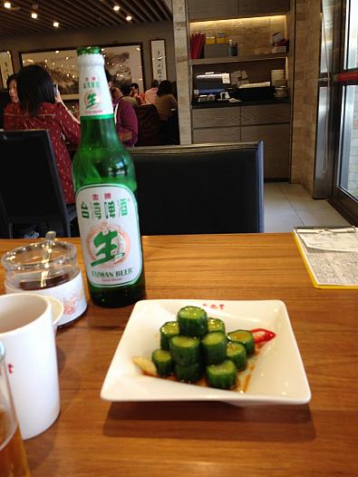 きゅうりの前菜と台湾ビール