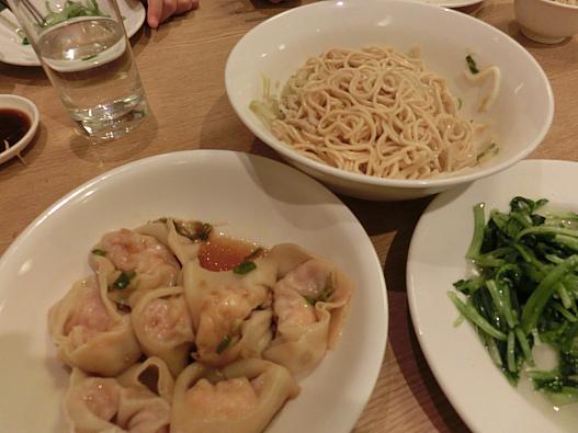 海老ワンタンや高菜をまぶした麺、A菜も美味しかった。