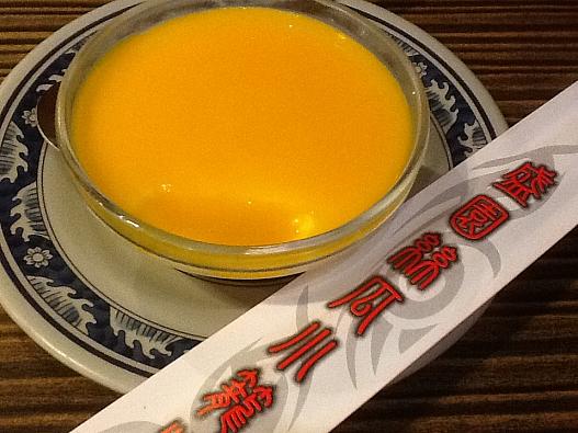 杏仁豆腐マンゴーソースがけ 予想より美味しかった