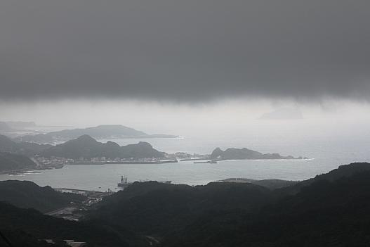 生憎の雨模様。でもあちら側は曇り、こちら側は大雨の不思議な景色。