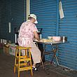 店内では、おばちゃん達がお店で出す餅を作っています。
