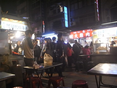 土曜の夜だったのですごい人出。活気があって楽しい♪