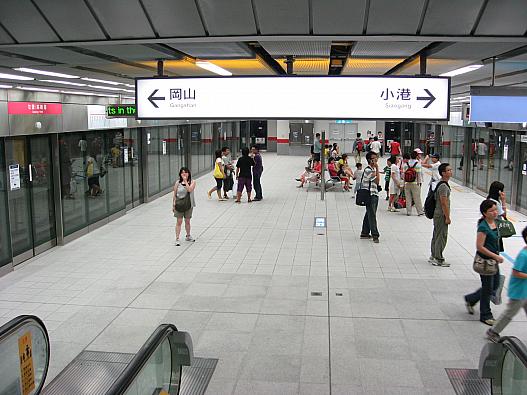 新幹線の左営駅から地下鉄に乗り換えます。