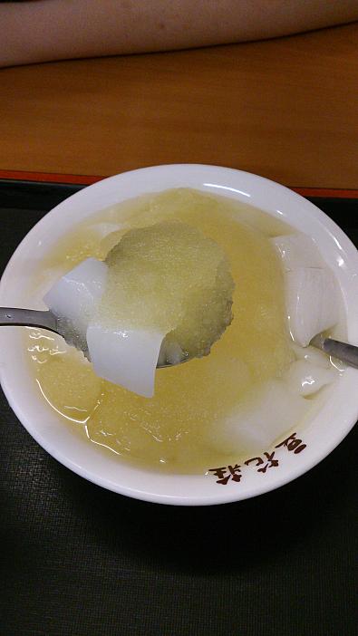 杏仁冰
かき氷と間違えて注文した「杏仁豆腐」です