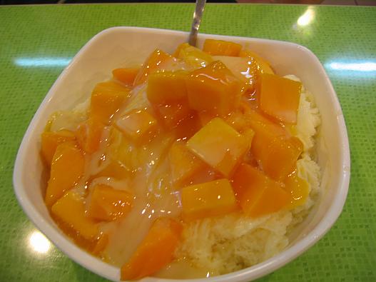 マンゴー味の雪花氷の上にマンゴーがいっぱい