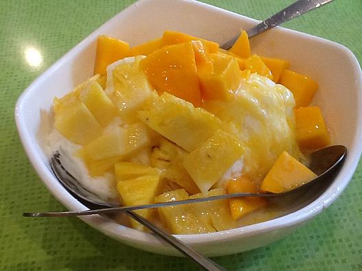 マンゴーとパイナップルのミルクカキ氷