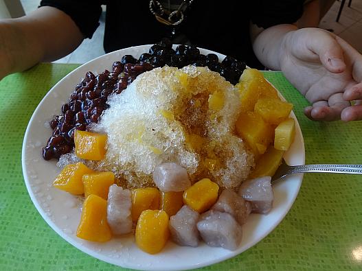 トッピングは4つ選べます！すごいボリューム!?これで50元ですよ～