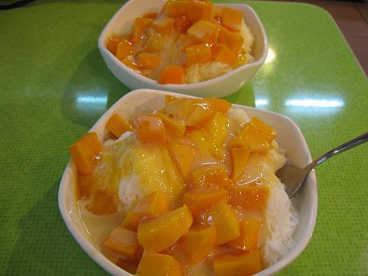 マンゴー味とミルク味の雪花氷