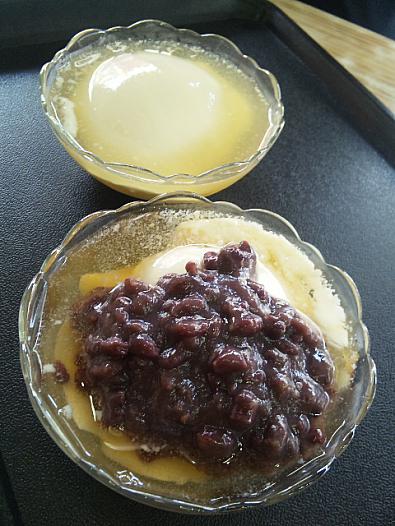 プレーンの豆花をチョイスし、奥はレモンシロップ。手前は黒蜜シロップ＆小豆