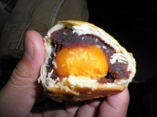 老闆娘から頂いた蛋黄酥黄身がとっても濃く美味しかったです