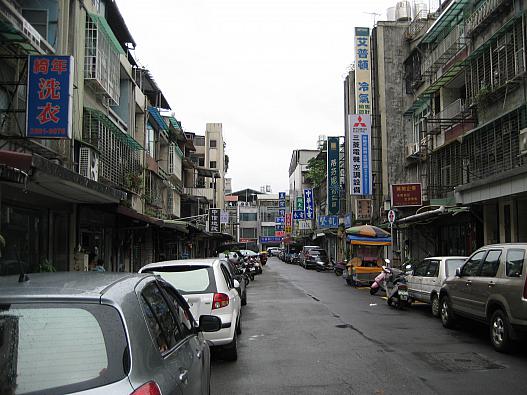 少しわかりにくいかもしれませんが、お店に面してる道路です。
