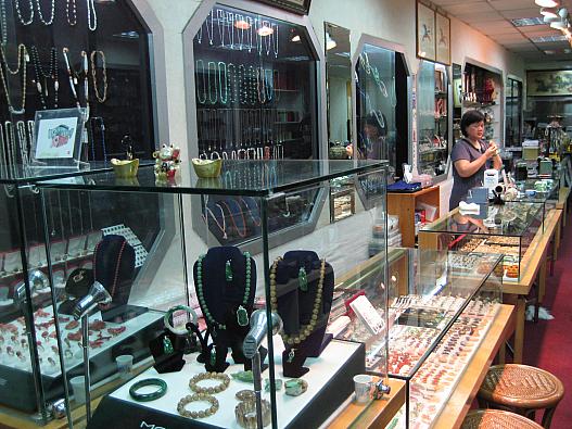 お店の内観です。
ショーケースの中以外にもいっぱいあります。