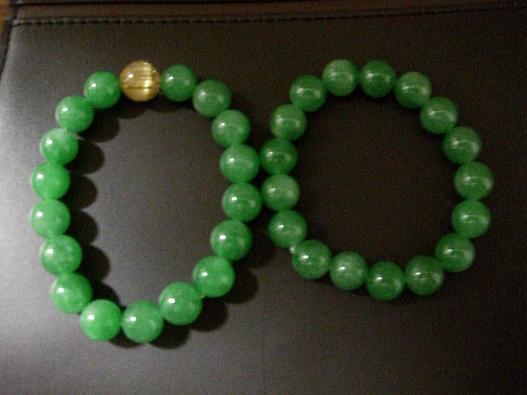 ●良品(翡翠芸品専門店）にて購入の翡翠のブレスレット