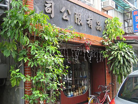 外観はこんな感じです。
夜になると、防犯のためにシャッターが下りてる事もありますが、お店に来たと言えばすぐ開けてくれます。