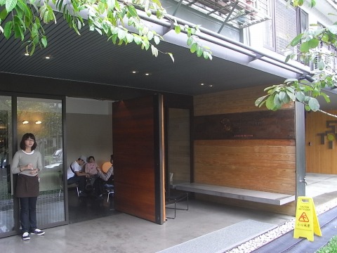 ドア横の茶色いエプロンのお姉さんが店員さん。お店に入ろうとしたら、空いた席に座るようすぐに案内してくれました。
