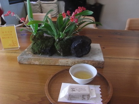 席に着くと同時に、人数分（2歳児にも！）のトレイにのったお茶とPケーキが運ばれて来ます。