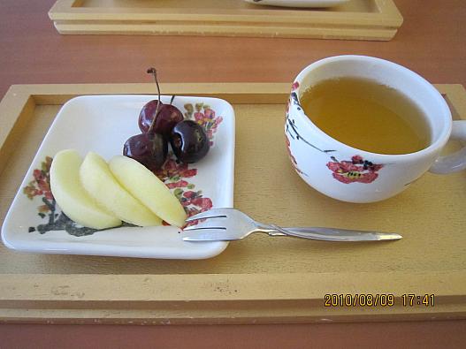 施術後のフルーツ（りんご・チェリー）と飲み物