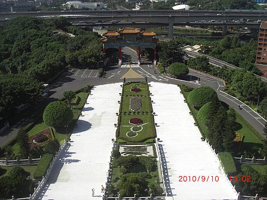 部屋から、エントランスを