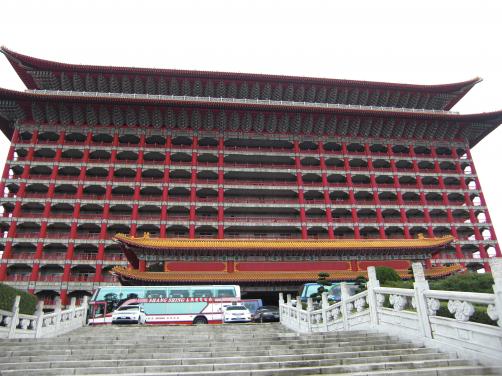 赤を基調にした巨大建造物は圧倒的な存在感があります！！