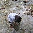 川に温泉が