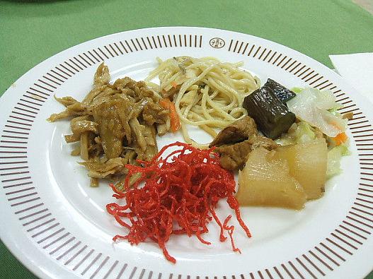 ここのホテルの朝食のおかず。
バイキング形式です。
味は好みが分かれる味。