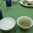 ここのホテルの朝食で出されているおかゆ。隣のスープは薄く、身体にはよさそうです。