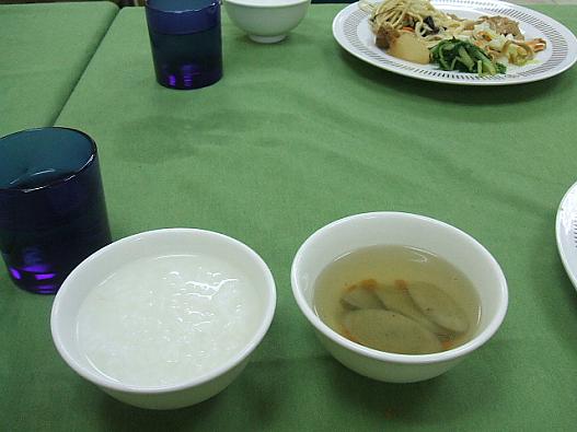 ここのホテルの朝食で出されているおかゆ。隣のスープは薄く、身体にはよさそうです。