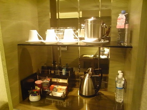 インスタントコーヒー・紅茶・緑茶・烏龍茶、ボトル水3本が毎日無料で補充されます。