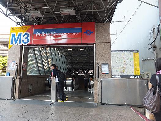 表示のM3から地上に出れば左手すぐがホテル。