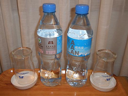 コスモス印のミネラルウォーターです。1日1本いただけます。