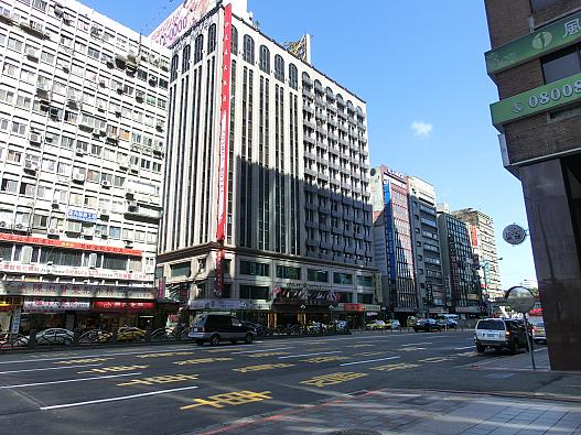 通りの向かい側から