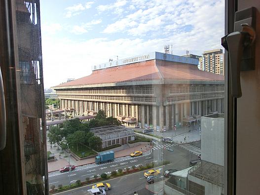 台北駅が見えます。