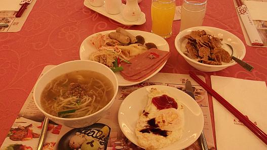 朝食です。このほかフルーツやサラダがあります。