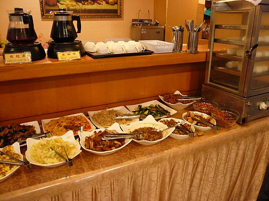 ホテルの無料の朝食が結構おいしかった☆2口サイズのミニ万頭もあります♪
