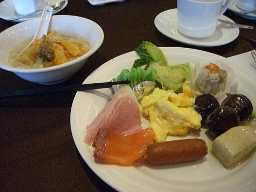 翡翠餃子とピータンと椎茸入りのおかゆがおすすめです。メニューは毎朝少しずつ変わります。