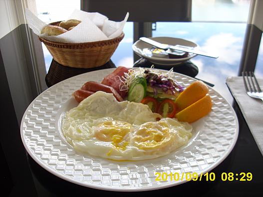 朝食はブフェでなく個別にサービスされます。