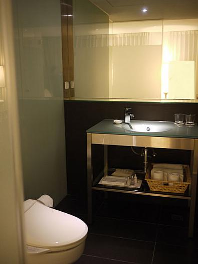 トイレとお風呂が広かったです。お風呂は洗い場に水を流せるタイプで、シャワーも固定式と可動式の2種類あったので、子供を洗うのに重宝