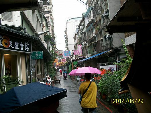 雨の艋舺の街