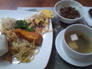 ブュッフェ形式の朝食。中華、洋食、素食（ベジアリアン）ひと通りそろっていました。