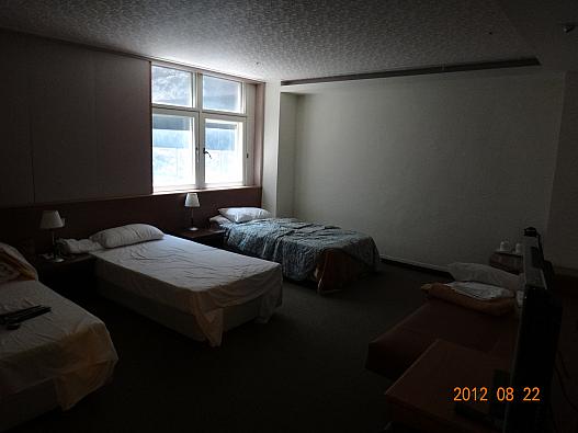 ソファーベッドを入れて4人部屋。窓ありです。十分な広さ。布団の乱れはご容赦ください…
