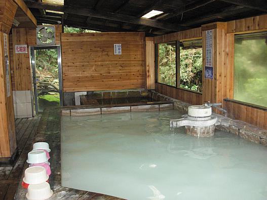 9)山水園も白濁湯。反対側に脱衣棚です。浴槽は3つ。2温度差と1つは水。