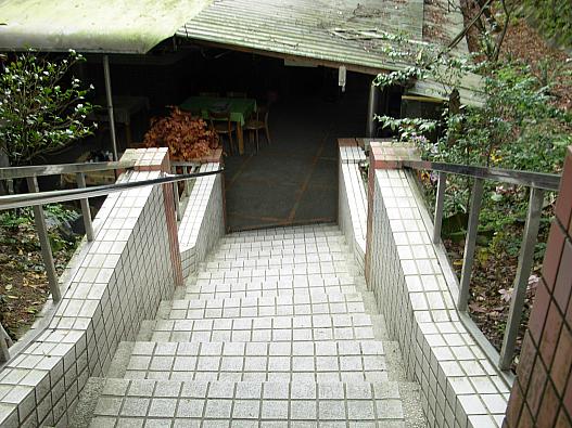 6)松柏閣、階段下りて温泉です。
開放的ですがチョット古くて狭かったかな。白濁湯で少しヌルメです。浴槽は2つ。1つは露天。