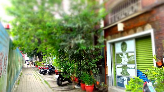 駅裏の２０号倉庫です。午前中だったので閉まっている店もありました。