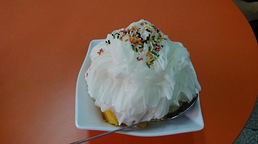 ふわふわ雪氷の下に甘いマンゴーが。。