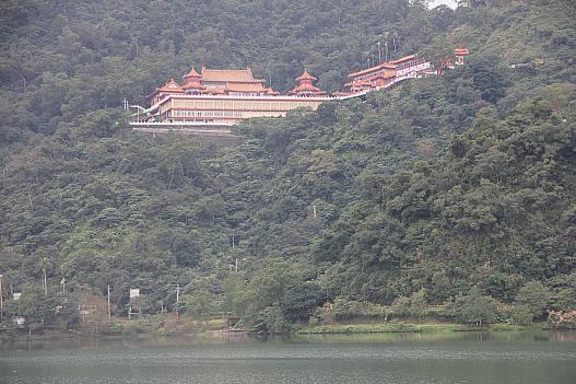 湖の上にあるお寺