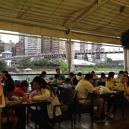 河岸のレストラン。