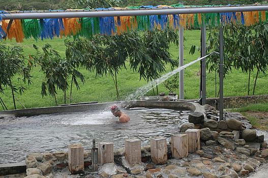 露天風呂は大小５つ有る、傍ではカラオケも有り、近郊からの温泉浴客(入浴料１５０元)は食べ物持ち込みで１日のんびり温泉を楽しむ。